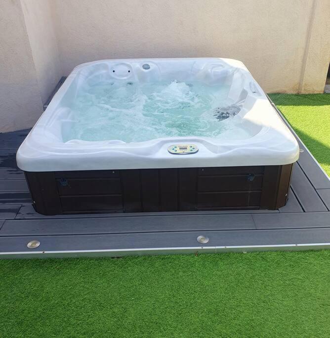 Joli Haut De Villa 3 Chambres Climatise Avec Jacuzzi Marignane Eksteriør billede